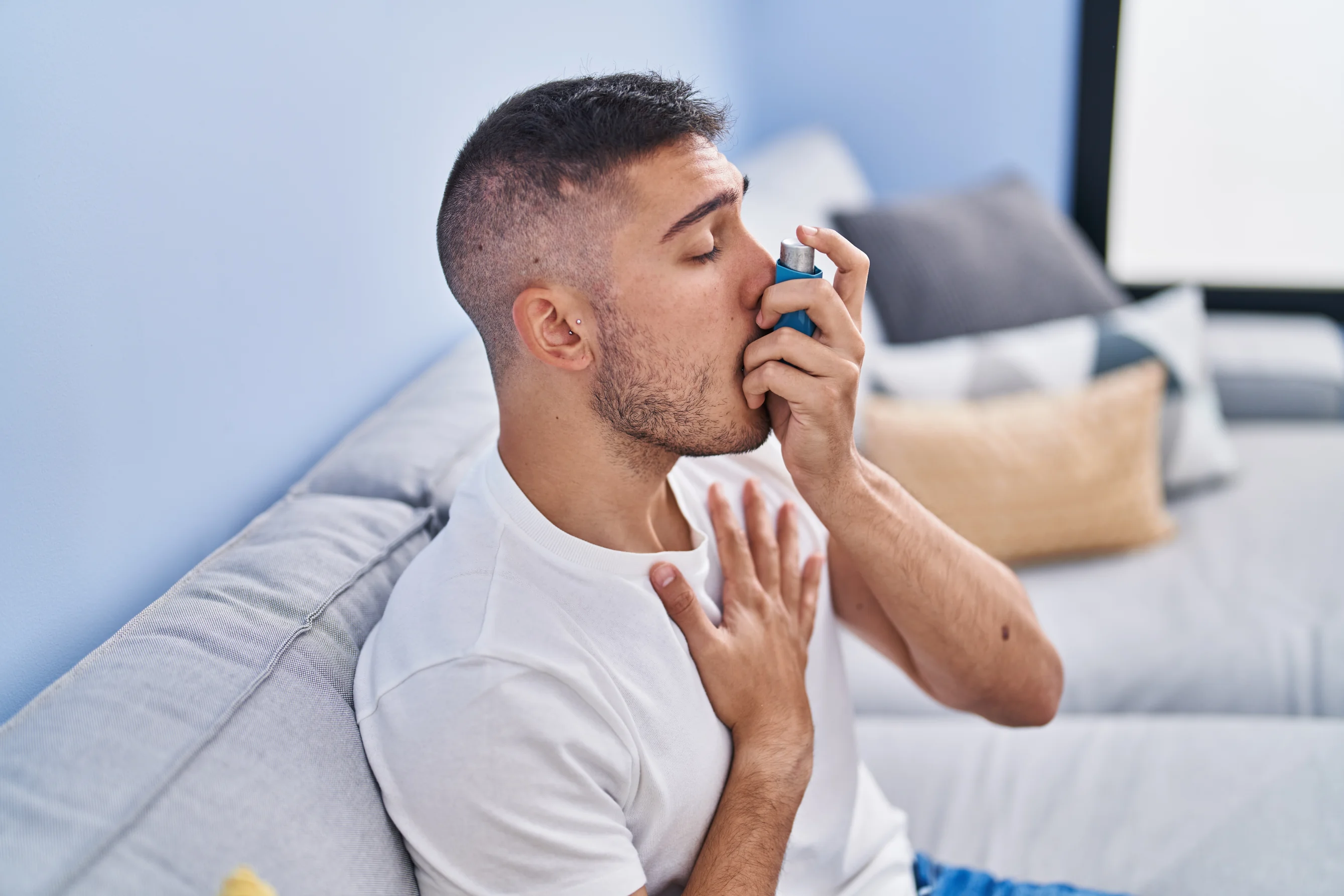 Joven usando inhalador